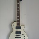 Bílá elektrická kytara s tvarem připomínajícím Les Paul a černým hmatníkem. Na hlavě je bílé logo Ltd. Nástroj má dva černý humbuckery a tři ovládací…