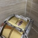 Zlatý buben s chromovaným kováním. Na korpusu je nalepená štítková nálepka s nápisy YAMAHA, STAGE PRO a MADE IN JAPAN. Povrch bubnu vykazuje známky o…
