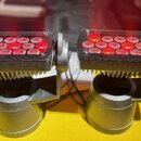 Dvě identické LED par světla v černém provedení s hliníkovým chladičem. Každý reflektor obsahuje 12 červeně svítících LED diod za průhlednou krytkou.…