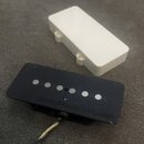 Na fotografii jsou dva snímače k elektrické kytáře, jeden v černé a druhý v bílé barvě. Černý snímač má na povrchu nápis „Custom wound by TUMA pickup…