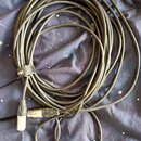 Černý mikrofonní kabel s konektory typu XLR. Na povrchu kabelu je opakovaně bílý nápis PROFESSIONAL MICROPHONE CABLE. Jeden z konektorů má na kovové…