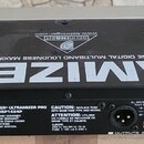 Černý rackový procesor s bílým nápisem ULTRAMIZER PRO. Na zadní straně jsou viditelné konektory MIDI (OUT, THRU, IN), XLR a jacky. Je zde uveden náze…