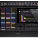 Černý sampler MPC LIVE III od značky AKAI PROFESSIONAL. Zařízení obsahuje 16 podsvícených padů v různých barvách, dotykový displej s zobrazeným proje…