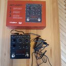 Na fotografii je černý kytarový pedál s nápisem TRIO+ Band Creator + Looper a značkou DigiTech. Vedle něj je oranžová originální krabice s obrázkem p…