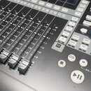 Černý kontrolér FADERPORT 8 Production Controller s osmi posuvníky. Na panelu jsou viditelné tlačítka s nápisy jako Latch, Trim, Touch, Write, Off, U…
