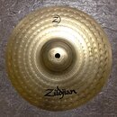 Zlatý kovový činel typu splash s hlouboko kladeným povrchem. Na spodní části je viditelné logo Zildjian a v horní části nápis SPLASH s logem Z. Na pr…