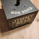Šedý kovový efekt pedál s texturou povrchu. Na horní straně je nápis voice box a na boční straně náleplka s textem JIMMY BEAN ORIGINAL AND GENUINE. U…