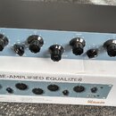 Krabice a rackové zařízení s modrým předním panelem. Na panelu je nápis WARM AUDIO PROGRAM EQUALIZER EQP-WA TUBE EQ a označení LEFT. Zařízení obsahuj…