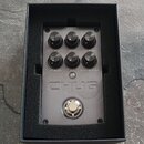 Kytarový efekt v černé krabičce s šesti ovládacími knoflíky. Na panelu jsou nápisy BASS-DEPTH, MIDDLE, TREB-PRES, OUT-GATE, GAIN a LF GAIN-HF GAIN. V…