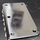 Kromovaná kovová krytka (pickguard) s pravuhrým ohýbáním. Povrch je lesklý, s několika viditelnými škrábancemi a otíráním. V kovovém materiálu jsou v…