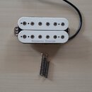 Bílý humbucker s nápisem Seymour Duncan na spodním rámečku. K snímači patří černý kabel a dva montážní šrouby s pružinami. Povrch rámečků je hladký a…
