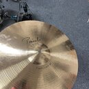 Zlatavý kovový činel s koncentrickým broušením povrchu. Na povrchu je černý nápis v rukopisném stylu Paiste a text Fast Crash 18". Činely vykazují hl…