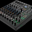 Černý mixážní pult s mnoha ovládacími prvky, potenciometry a přepínači. Na panelu jsou viditelné nápisy PROFX, MAIN OUTS a POWER, spolu s digitálním…