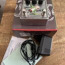 Kytarový efekt v kovovém šasi s nápisem HOT WAX a logem electro-harmonix. Na horní straně jsou čtyři bílé knofíky a tři černé knofíky s popisky BASS,…