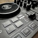 Černý DJ 컨트롤러 s velkým ovládacím jogem a několika řadou knoflíků. Na přístroji jsou bílá tlačítka s čísly 1 až 4 a nápisy PAD MODE, HOT CUE, LOOP, SA…