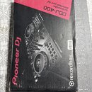 Kartonová krabice s černým a červeným potiskem. Na povrchu je fotografie DJ kontroléru a nápisy Pioneer Dj, DDJ-400, DJ Controller, Contrôleur pour D…