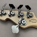 Hlava basové kytary z přírodního světlého dřeva s pěti chromovanými ladičkami. Na zadní části hlavy je nápis Made in Germany, Serial No.: (pole prázd…
