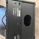 Zadní strana černého kytarového komba s texturovaným povrchem. Na spodní části je bílé logo Peavey a nápis VYPYREX 1. V horní části se nachází vypína…