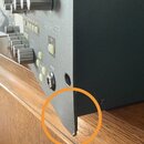 Detailní záběr na šedý kytarový procesor s nápisem PROFILER. Na předním panelu jsou vidět kovové ovládací knofíky, tlačítka a vstup INPUT. V oranžové…