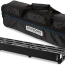 Černý kovový pedalboard s vodorovnými výřezy a nápisy ROCKBOARD by WARWICK a DUO 2.2. K pedalboardu patří černá přepravní taška s rukojemi a modrým z…