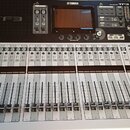 Digitální mixovací pult stříbrné a černé barvy. Na horním černém panelu jsou nápisy YAMAHA a TF3, displej a ovládací prvky. Spodní stříbrná část obsa…