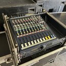 Modrý mixážní pult umístěný v transportním kufru. Na pravé straně je viditelný nápis CPM. Pod mixážním pultem je umístěno další zařízení s nečitelným…