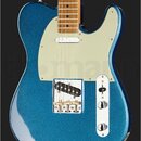 Modrá elektrická kytara s kovovým leskem a krčkem z jasného dřeva. Na hradle snímače je nápis "Lawrence". Kytara má bílý pickguard a kovovou ovládací…