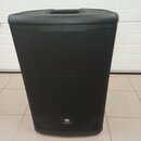 Černý reproduktor s kovovou mřížkou a integrovanou rukojetí v horní části. Ve spodní části je umístěno logo JBL. Povrch vypadá čistě a bez viditelnýc…