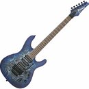 Elektrická kytara s modrým tělem s mramorovaným vzorem a černými komponenty. Na hlavě hředu je bílé logo Ibanez. Kytara má dva humbuckery, tremolo me…