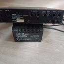 Zadní strana černého efektového procesoru s nápisem YAMAHA MULTI-EFFECT PROCESSOR MODEL EMP100 YAMAHA CORPORATION MADE IN JAPAN a sériovým číslem SER…