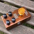 Kytarový efekt v měděné barvě s oranžovým průsvitným knoflíkem. Na šasi jsou nápisy MXR, BASS INNOVATIONS a bass deluxe. Přístroj má čtyři černé ovlá…