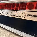 Detailní pohled na přední panel zařízení v bílém racku. Na stříbrném kovovém panelu je černý nápis FRYETTE a pod ním text IMPEDENCE MATCHING AMP & CA…