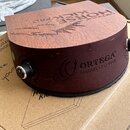 Dřevěný stompbox v tmavě hnědé barvě s černou gumovou základnou. Na horní straně je vyryt obrázek koně a nápis HORSE KICK PRO ORTEGA. Na boční straně…