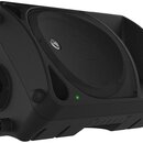 Černý akustický reproduktor v plastovém provedení s kovovou mřížkou. Na mřížce je umístěno oválné logo JBL. V dolní části přední strany svítí malá ze…