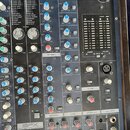 Detailní záběr na ovládací panel šedého digitálního efektového procesoru s nápisem SPX DIGITAL MULTI EFFECT-PROCESSOR. Panel obsahuje numerous otočné…