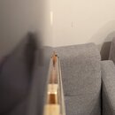 Fotografie zachycuje detail smyčkového nástroje z pohledu podél hmatníku. Jsou vidět struny a části mostku v přirozené dřevěné barvě. V levé části sn…