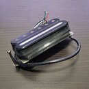 Černý humbucker s plastovým krytem a šesti viditelnými póly. Z komponenty vedou čtyři barevné vodiče (červený, bílý, zelený a modrý). Nástroj nemá žá…