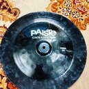 Černý činely typu China s viditelným koncentrickým broušením povrchu. Na povrchu je bílý nápis PAiSte a pod ním text COLOR SOUND 900. V pravé části j…