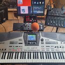Na fotografii je digitální klavír Roland E-80 Music Workstation v stříbrno-černém provedení. Nástroj je součástí studia s mixážním pultem, dvěma moni…