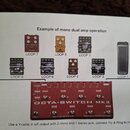 Fotografie ukazuje schéma zapojení červeného pedalboardu s nápisem OCTA-SWITCH MK3. Pod ním jsou v řadě znázorněny různé efektové pedály označené jak…
