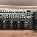 Šedý multifunkční efektový procesor pro kytaru s nápisem BOSS ME-80 Guitar Multiple Effects. Zařízení obsahuje řadu ovládacích knoflíků, přepínačů a…