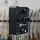 Černý kytarový efekt v kovovém šasi s jemným vlnovitým vzorem na povrchu. Na přední straně jsou čtyři otočné knoflíky s popisky GAIN, LEVEL, VOICE, T…