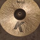 Zlatavý kovový činel s kladivkovaným povrchem. Na povrchu jsou černé nápisy SWEET HI HAT a 15"/38 cm BOTTOM, v dolní části velké logo K a vpravo nápi…
