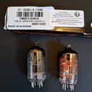 Dvě elektronky v prohrazce s nálepkou. Na nálepce je text GT-ECC83-S 112391, čárový kód s číslem 736021123915, nápis TUBE GT 12AX7/ECC83-S SELECT (1)…