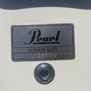 Detailní záběr na identifikační štítek nástroje značky Pearl. Na štítku je uveden model SESSION ELITE, sériové číslo 139571 a nápis MADE IN TAIWAN. P…
