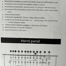 Fotografie zobrazuje textový přehled funkcí a schéma horního panelu akustického zesilovače. Na schématu je viditelný nápis SD50A ACOUSTIC AMPLIFIER.…