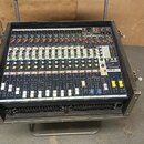 Modrý mixážní pult umístěný v transportním kufru s kovovými hranami a úchyty. Na pravé straně je vidět nápis r-Soundcast® a označení EFX. Přístroj ob…
