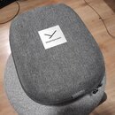 Šedý textilní pouzdro s zipem. Na horní straně je bílý čtverečkový štítek s logem a nápisem beyerdynamic. Povrch textily je v dobrém stavu bez vidite…
