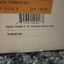Fotografie detailu krabice s dvěma nálepkami. Horní oranžová nálepka obsahuje text H.-Art-Nr: 101686:001:001:, UVP: 213.00 € a ZHP: 159.00 €. Spodní…