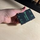 Černý kovový box s nápisy v zelené barvě. Na horní straně je logo Bespeco a označení modelu DBX-10, dále nápisy link output a input. Na boční straně…